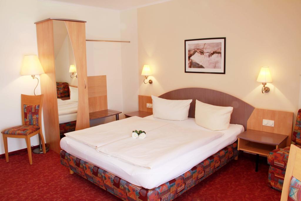 Hotel Gasthof Krone Zusmarshausen Zewnętrze zdjęcie